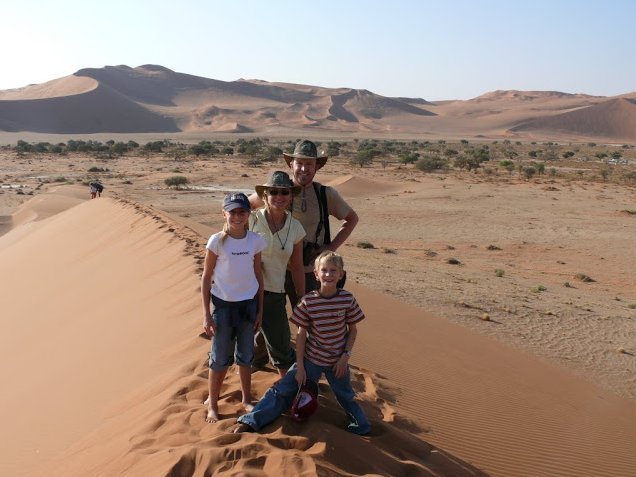 Namibia mit Kindern - Tipps zum Outdoor-Urlaub mit der ganzen Familie - Familie Stoll in der Wüste