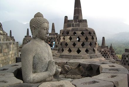 Java Familienurlaub - Statue im Borbobordur Tempel