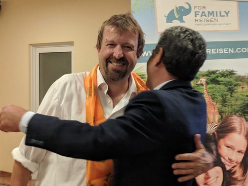 Familienreiseveranstalter For Family Reisen - For Family Reisen mit neuer Geschäftsführerin - Rainer Stoll mit Partner Krishna