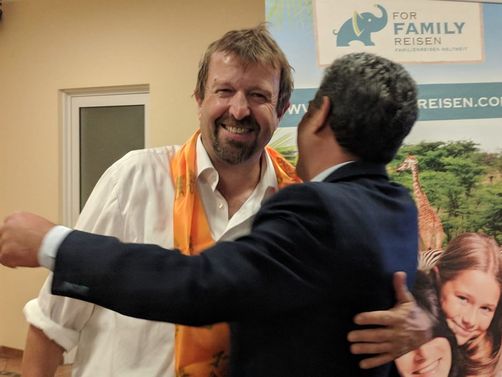 Familienreiseveranstalter For Family Reisen - Rainer Stoll mit Partner Krishna