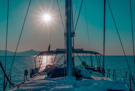 Familienreise Griechenland - Griechenland for family - Segelreise - tiefstehende Sonne hinter Yacht