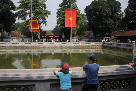 Vietnam Familienreise - Vietnam for family Summer - Kinder am Literaturtempel von Hanoi