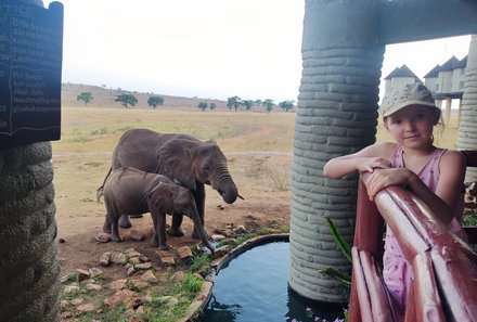 Kenia Family & Teens - Salt Lick Safari Lodge - Mädchen bei Elefanten