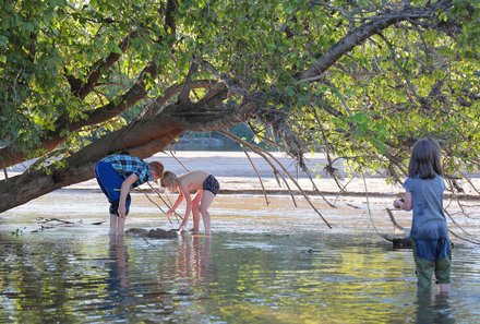 Familienreise Frankreich - Frankreich for family im Kanu - Kinder im Wasser