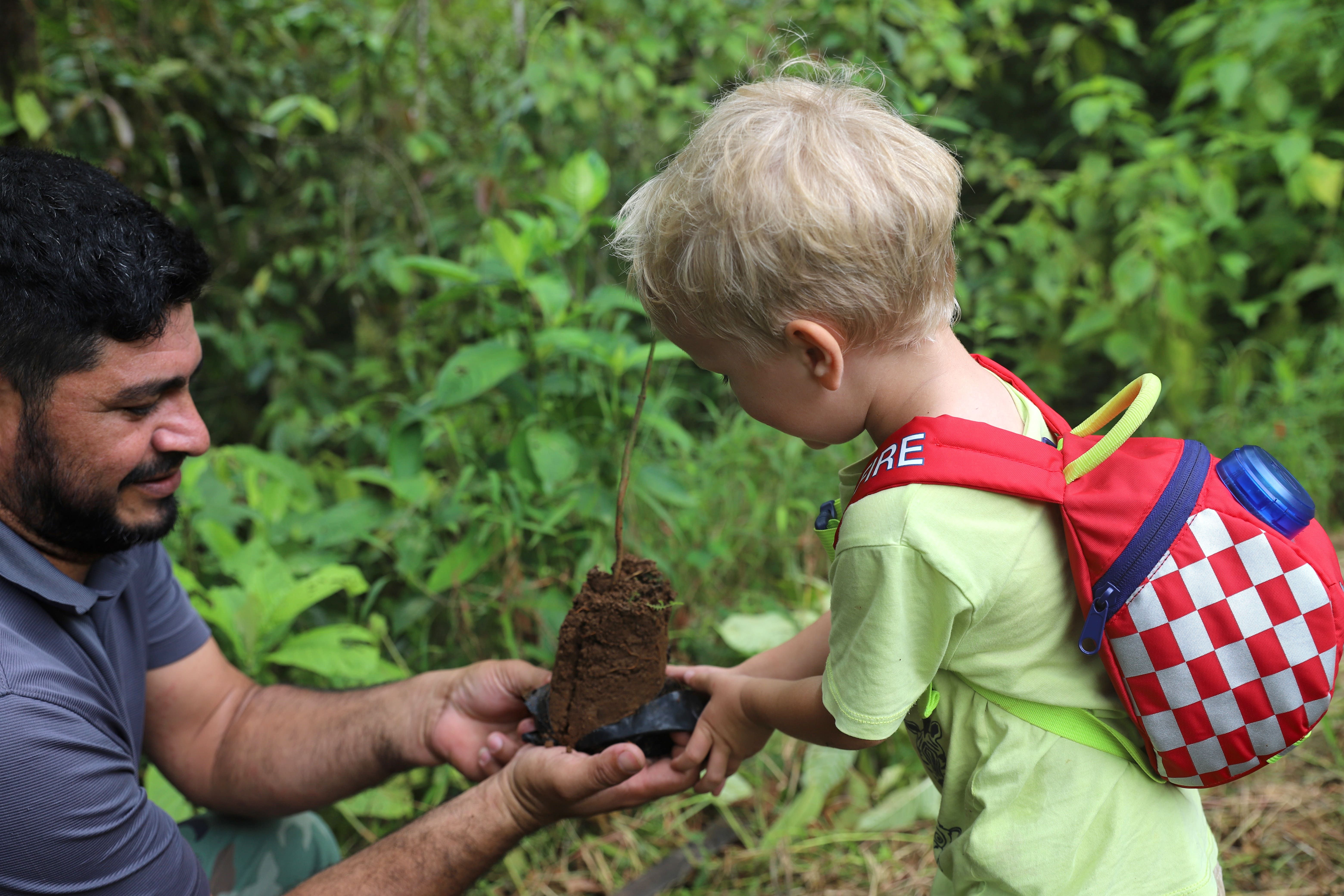Costa Rica Selbstfahrerreise mit Kind - Baum pflanzen - La Tigra Rainforest Lodge