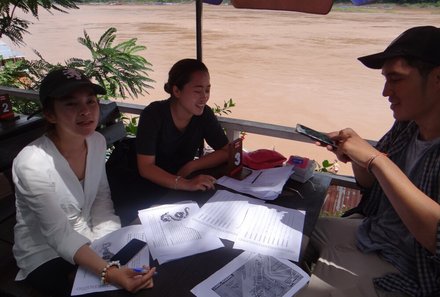 Laos und Vietnam Familienreise - Laos und Vietnam Reise mit Kindern - Schatzsuche am Fluss
