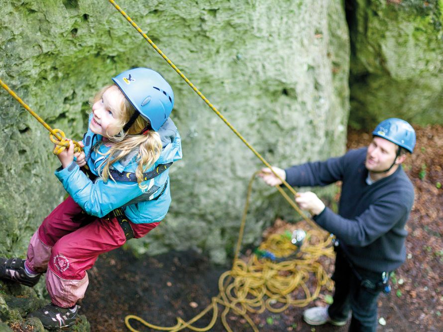 Die Reiseapotheke für Familienreisen - Fernreisen mit Kindern - Klettern