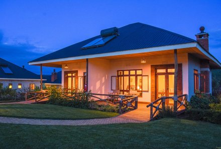 Familienreise Tansania - Tansania mit Kindern - Marera Valley Lodge - Haus am Abend