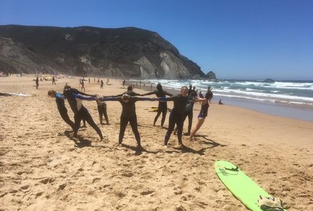 Algarve for family - Familienreise Algarve mit Kindern - Surfübungen am Strand