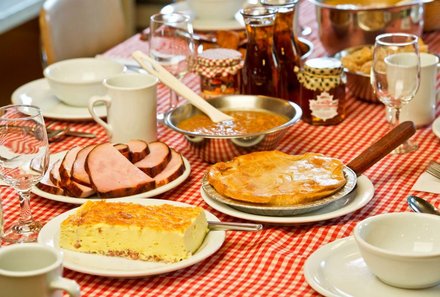Ostkanada for family - Familienurlaub Ostkanada - Abendessen in der Zuckerhütte