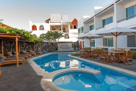 Galapagos mit Jugendlichen - Galapagos Family & Teens - Ninfa Hotel Galapagos - Pool mit Sonnenschirmen