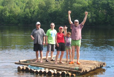 Schweden Familienreise - Aktivurlaub Schweden mit Kindern - Familie auf selbstgebauten Floß