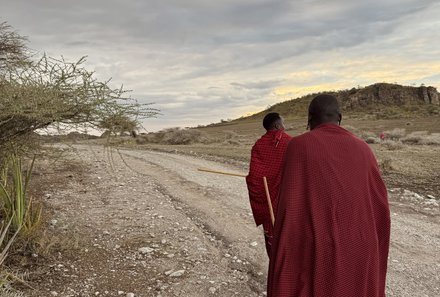 Familienreise Tansania - Tansania for family individuell deluxe - Massai auf dem Weg zur Olduvai Schlucht