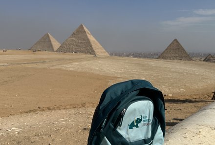 Familienreise Ägypten - Ägypten for family - For Family Reise Rucksack vor Pyramiden