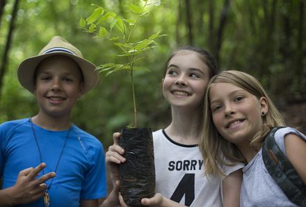 Costa Rica mit Jugenlichen - Kinder zeigen Baum