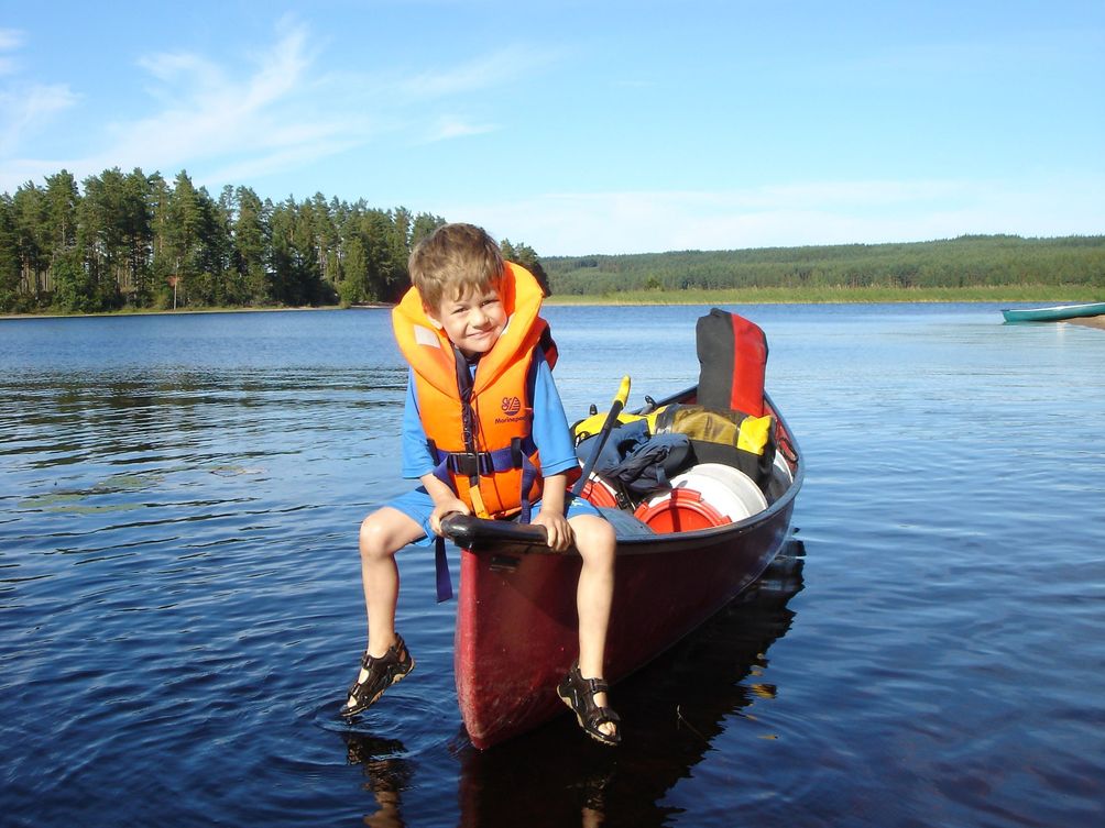Schweden mit Kindern - Kind im Boot