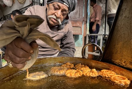 Indien for family - Indien Familienreise - Einheimischer Mann bereitet Essen zu