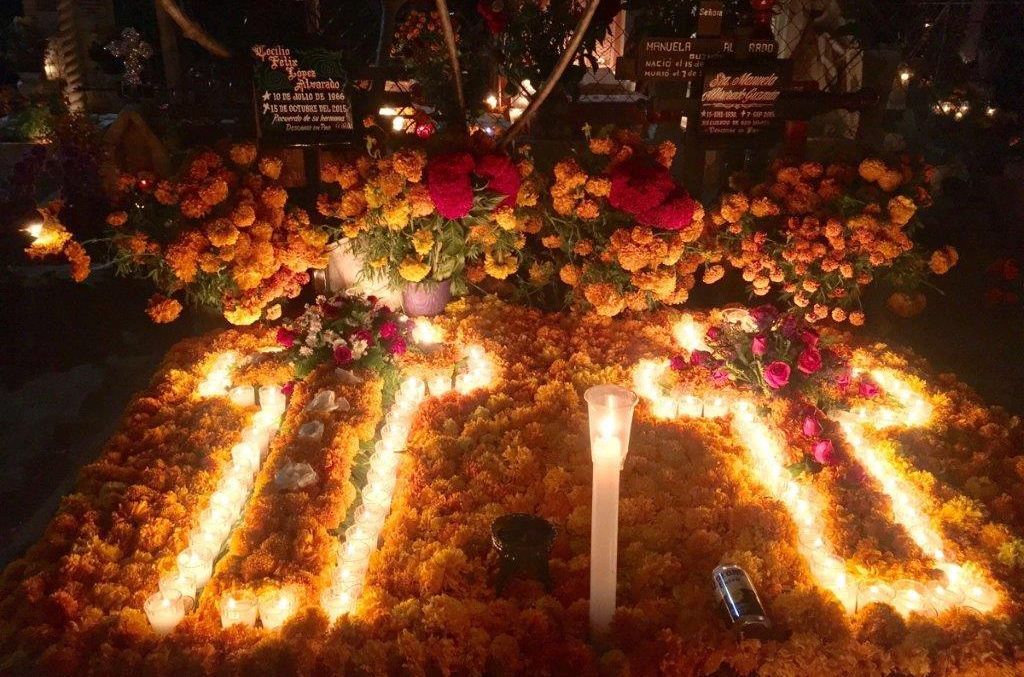 Mexiko mit Kindern - Friedhof mit Kerzen