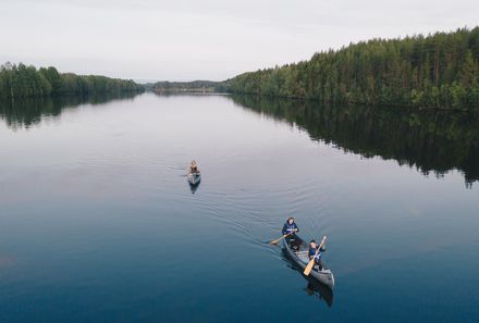 Schweden Familienreise - Schweden for family Komfort - Menschen im Kanu von oben