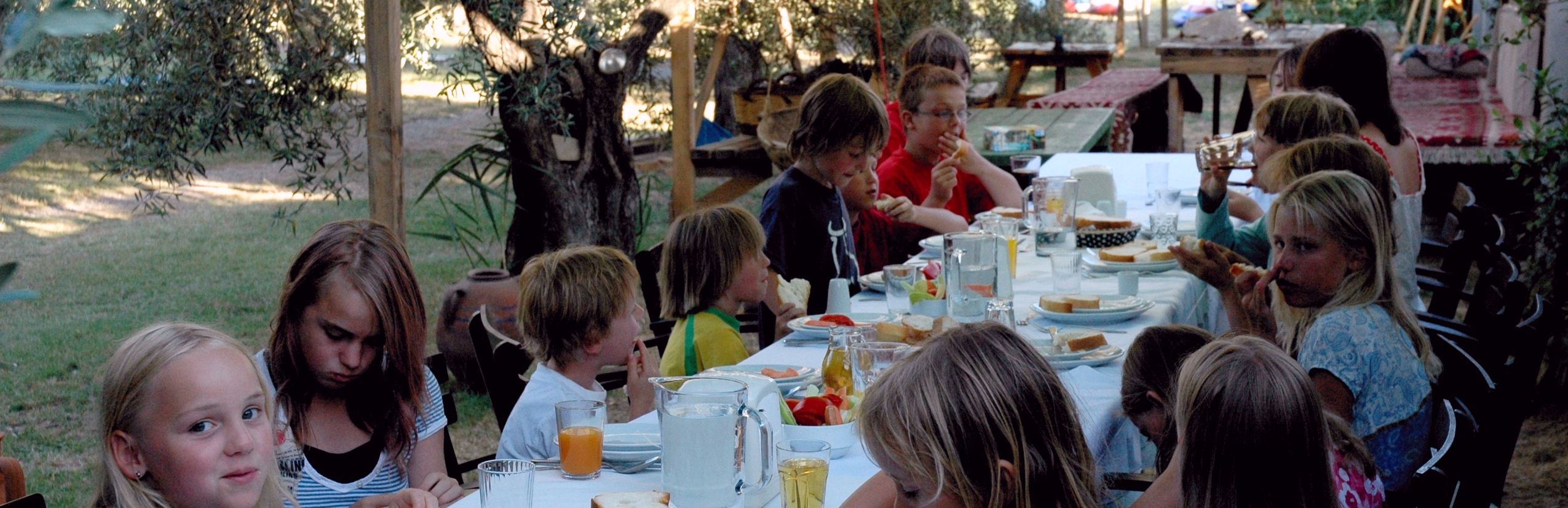 Familienurlaub in Irland - Kinder essen im Garten