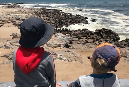 Namibia Familienreise - Namibia for family individuell - Swakopmund - Kinder schauen aufs Meer