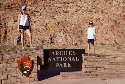 USA Südwesten mit Kindern - USA Westküste for family individuell - Abenteuer im Wilden Westen - Kinder am Eingang zum Arches Nationalpark