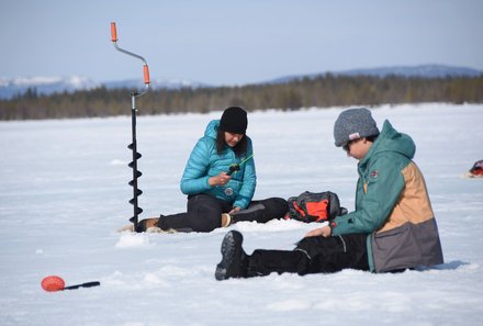 Schweden for family Winter - Eisangeln - Familie beim Eisangeln