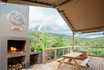 Garden Route Familienreise - Addo Nationalpark - AfriCamps Balkon mit Kamin
