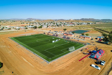 CO2-Kompensation bei For Family Reisen - Emissionskompensation Familienurlaub - ClimatePartner - Fußballplatz - Südafrika