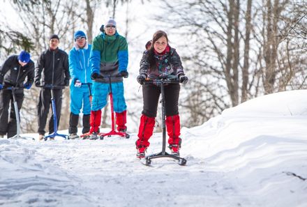 Familienreise Estland - Estland Winter for family - Kinder fahren Tretschlitten