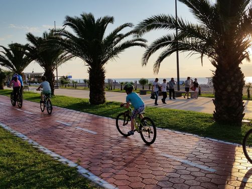 Georgien Familienurlaub - Kinder auf der Strandpromenade von Batumi