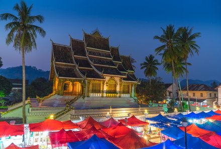 Laos und Vietnam Familienreise - Laos und Vietnam Reise mit Kindern - Luang Prabang Nachtmarkt am Tempel