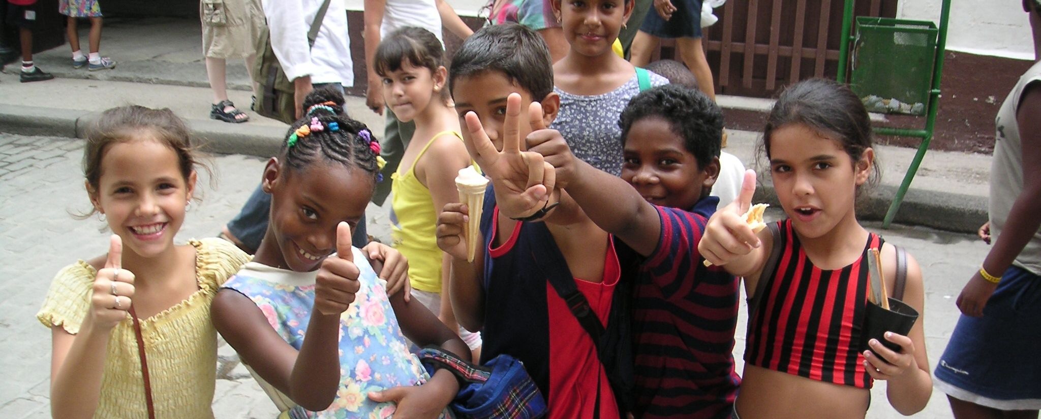 Spezialitäten in Kuba mit Kindern - Kinder essen Eis