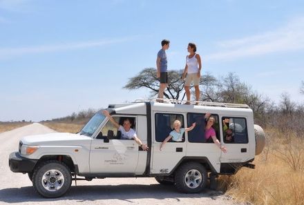 Namibia Familienreise - Familie im Jeep 