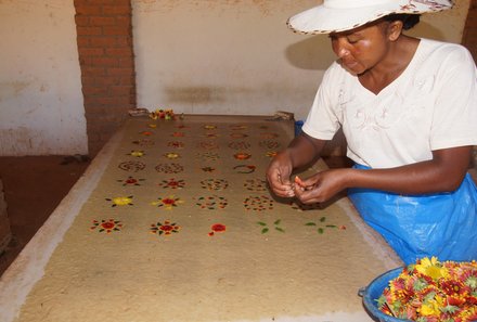 Madagaskar Familienreise - Madagaskar Family & Teens - Papierherstellung