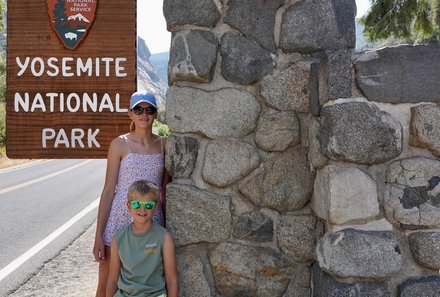 USA Familienreise - USA Westküste for family - Familie am Eingang zum Yosemite Nationalpark