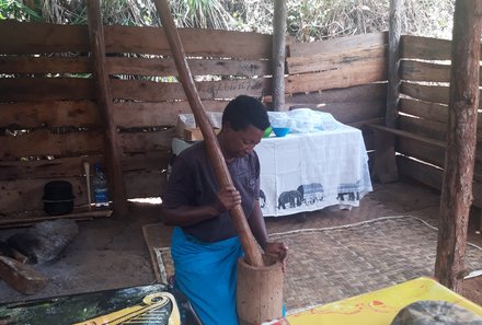 Uganda Familienurlaub - Uganda Family & Teens - Frau in der Verarbeitung 