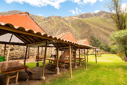 Peru Family & Teens - Familienreise Peru mit Teens - Hotel Pakaritampu Ollantaytambo - Garten Sitzmöglichkeiten