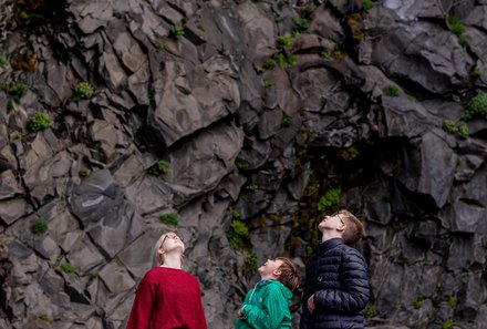 Island Familienreise - Island for family - Kinder am Sandstrand von Reynisfjara