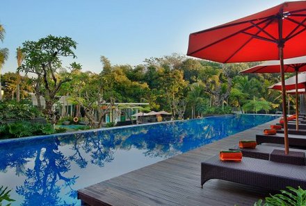 Javi & Bali mit Jugendlichen - Java-Bali Family & Teens - Harris Hotel Malang Pool mit Sonnenschirm