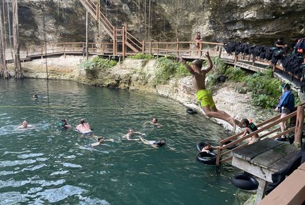 Mexiko Familienreise - Mexiko for young family individuell - Kind springt in Cenote