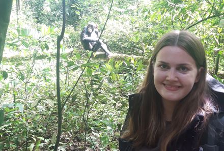 Uganda Individualreise - Uganda for family individuell - Svenja Fiestelmann bei Schimpansen im Kibale Nationalpark