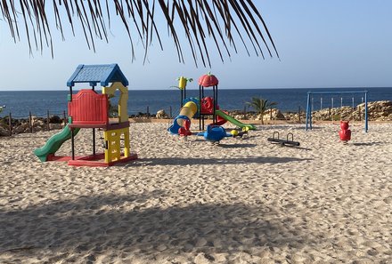 Oman mit Kindern individuell - Oman for family individuell - Turtle Beach Resort - Spielplatz am Strand