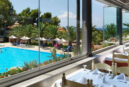 Griechenland Familienreise - Chalkidiki for family - Pool und Restaurant