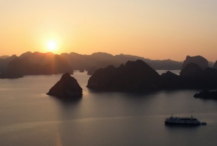 Familienreise Vietnam - Vietnam for family - Sonnenuntergang über der Halong Bucht