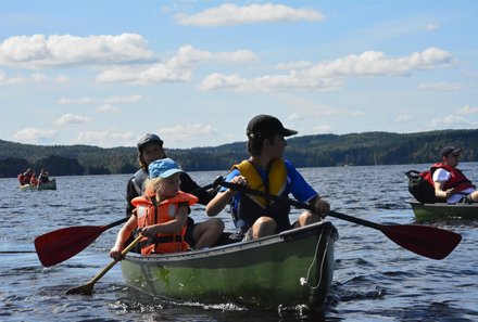 Familienreisen Schweden - Schweden for family im Kanu - Kinder paddeln