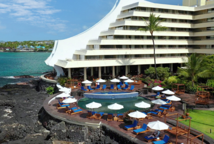Hawaii Inselhopping for family individuell - Familienreise Hawaii mit Kindern - Royal Kona Resort - Hotelgebäude mit Poolbereich