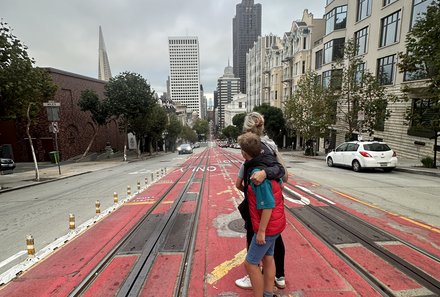 USA Südwesten mit Kindern - USA for family individuell - Kalifornien, Nationalparks & Las Vegas - Familie auf Straße in San Francisco