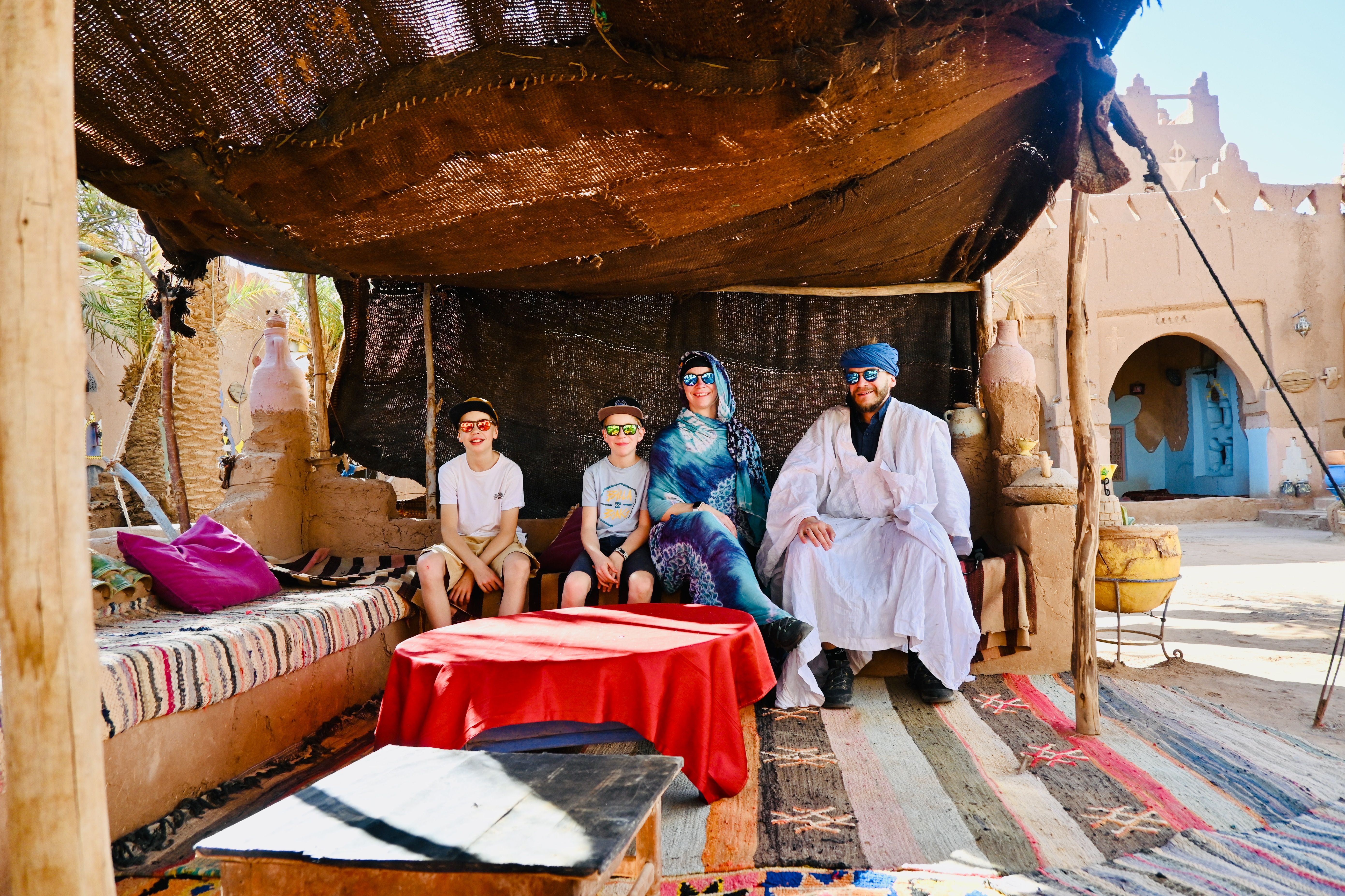 Marokko for family individuell - Erfahrungen mit Kindern in Marokko - Familie in traditioneller Kleidung