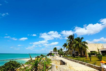 Mexiko Family & Teens - Hotel Tucan Siho Playa - Strand mit blauem Himmel